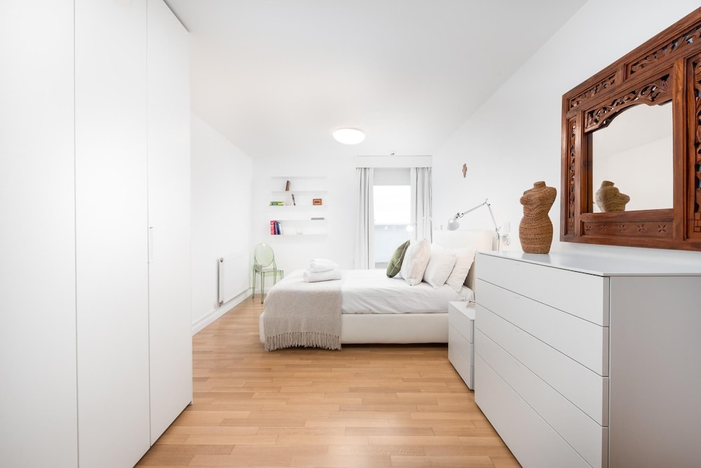 Two Bedroom Flat With Balcony in Central Wimbledon by Underthedoormat