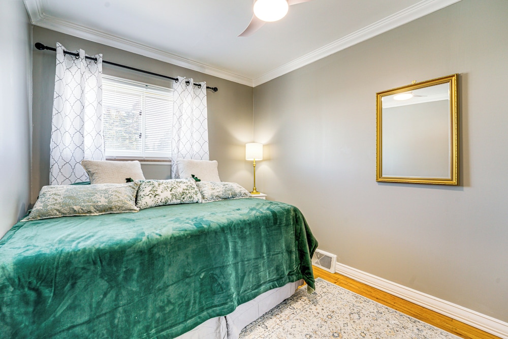 < 1 Mi to Dtwn Clawson! Family Retreat w/ Yard