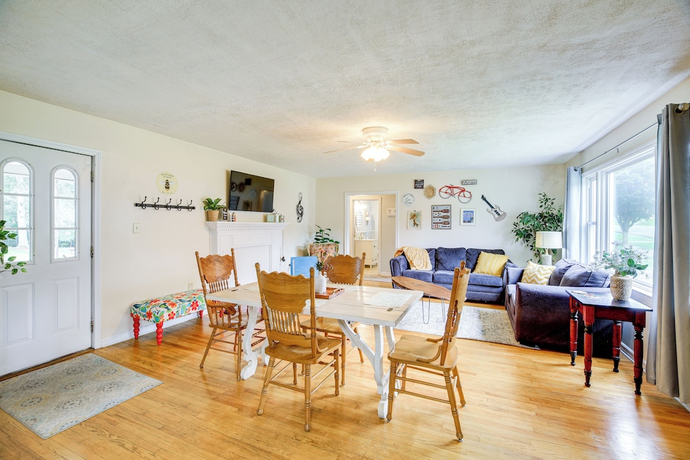 Cozy Home w/ Spacious Yard: 2 Mi to Dtwn Bristol