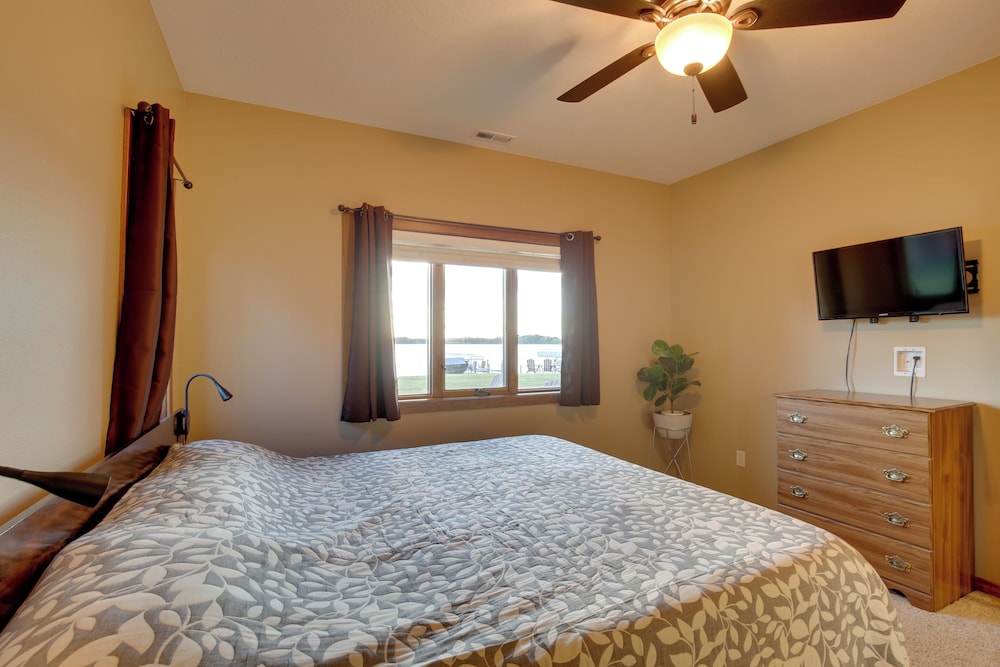 Game Room + Views: Family Retreat on Silver Lake