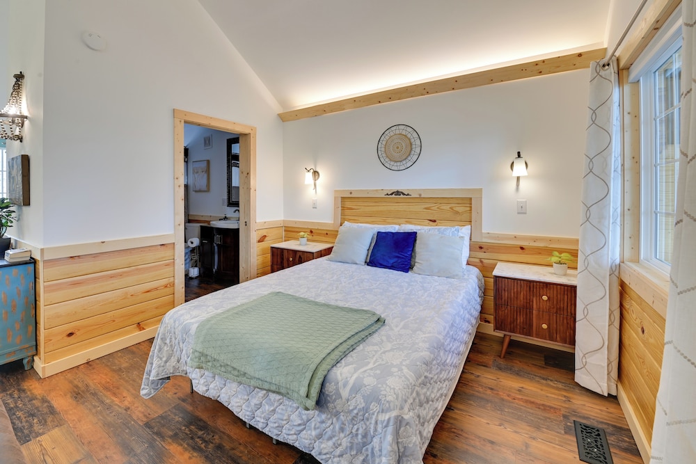 Hot Tub & Fire Pit: Romantic Getaway in Frenchburg