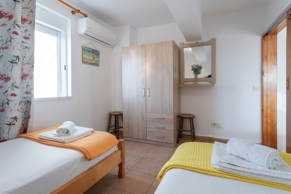 Manos Apartments