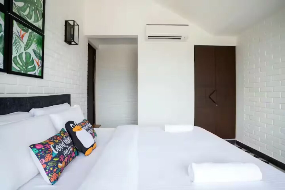 The Coastal Nest - 2BHK by Da Alohas