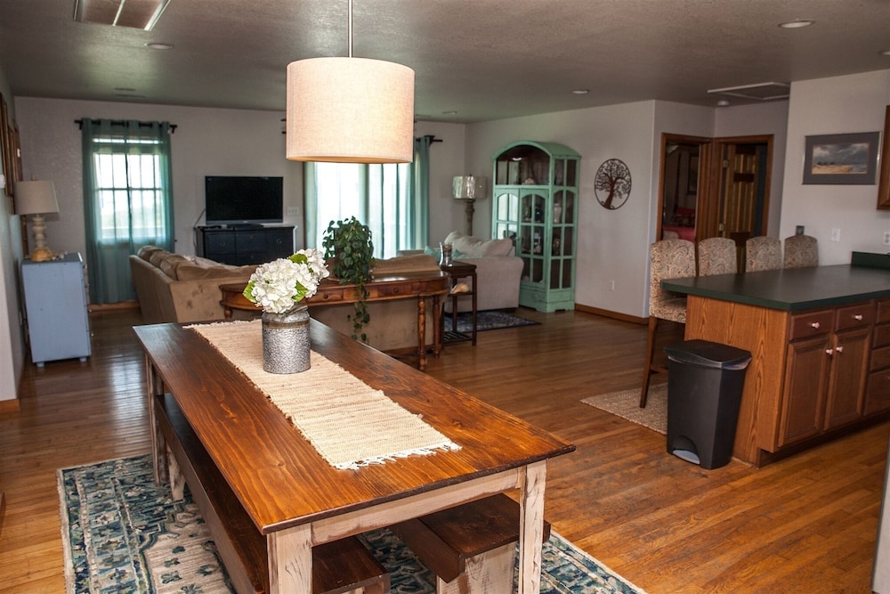 Austin's Pointe 4 Bedroom Cottage by RedAwning