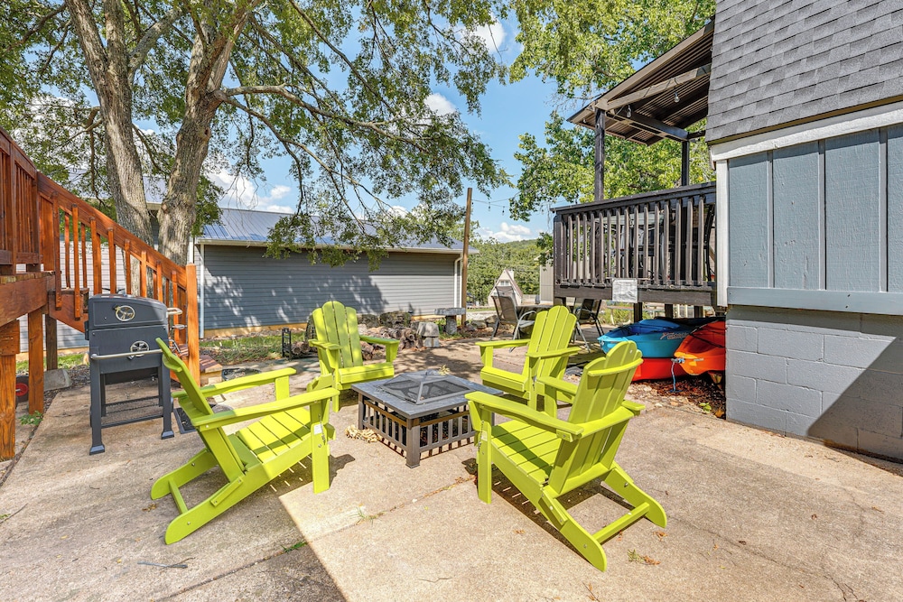 Cozy Cabin w/ Deck & Boat Launch Access in Lampe!