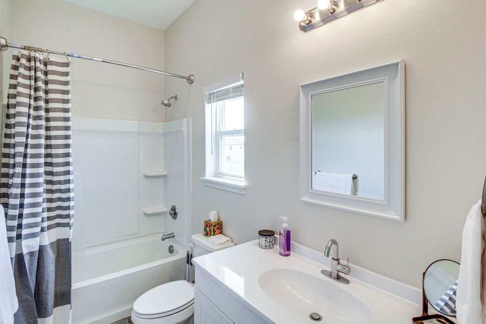 Walk to Water! Home w/ Pool Access in Rockport