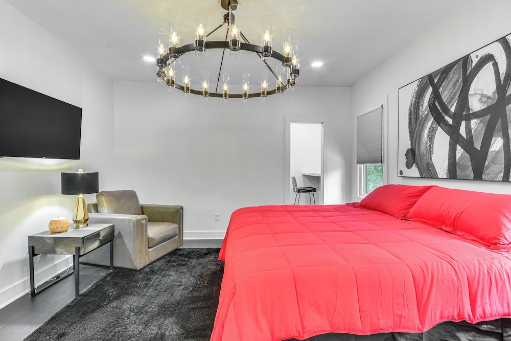 Walk to Uptwn Lexington: Modern Retreat w/ Porch!
