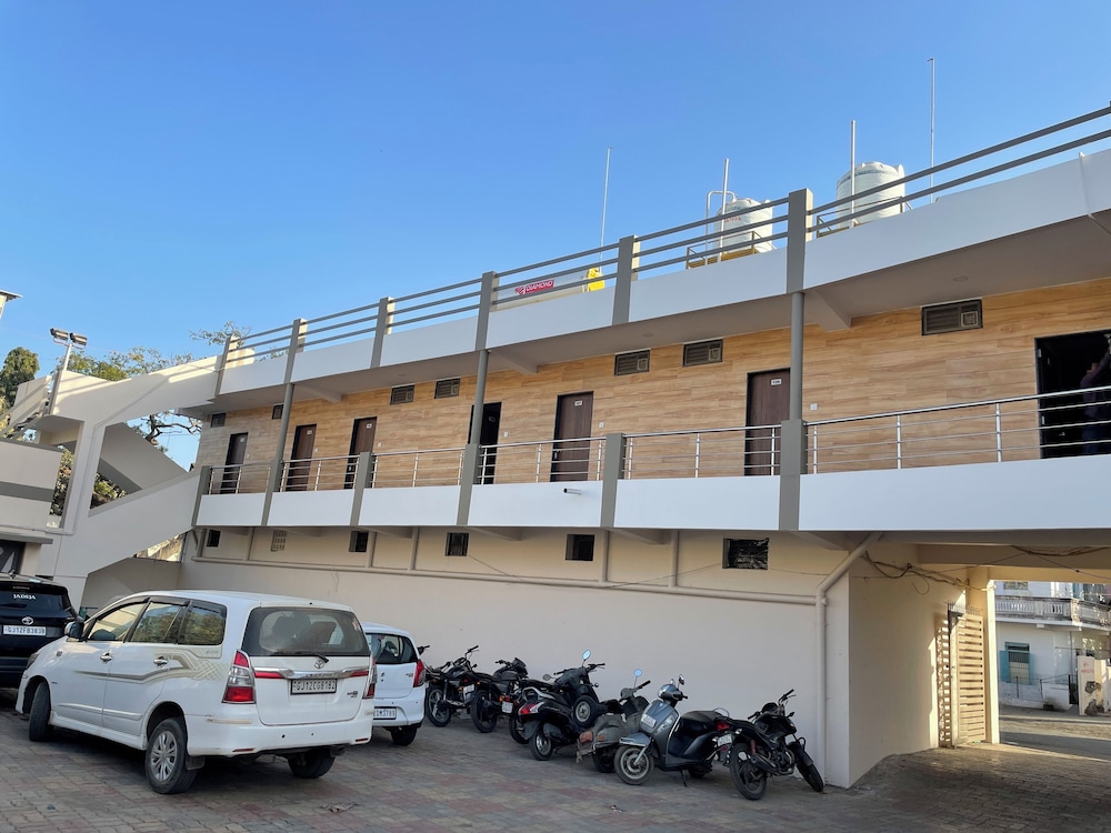 Stay Guru Hari Om Residency