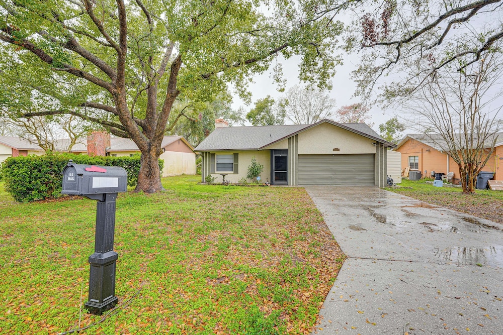 Explore & Relax: Chic & Cozy Retreat in Lakeland!