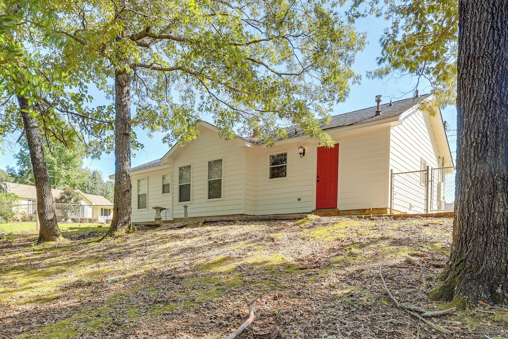 Centrally Located Prattville Home: 2 Mi to Dwtn