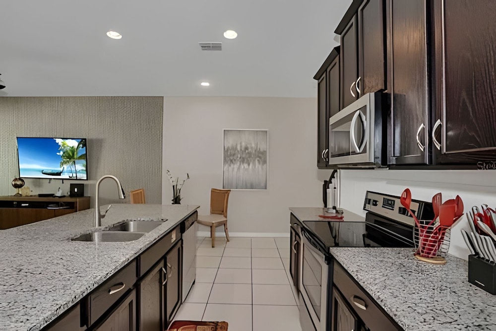 Luxury 5-bed Home With Private Splash Pool