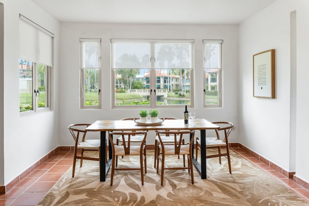 Upscale Villa in Gated Community Beach Access Yari