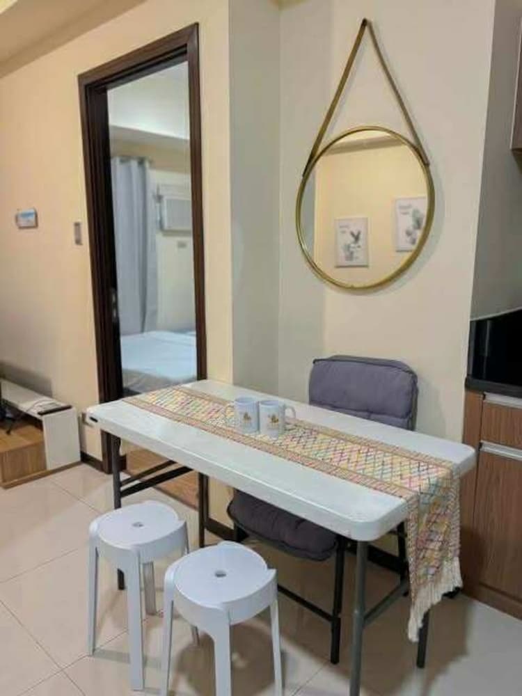 Cozy Pasay Condo with Pool Access