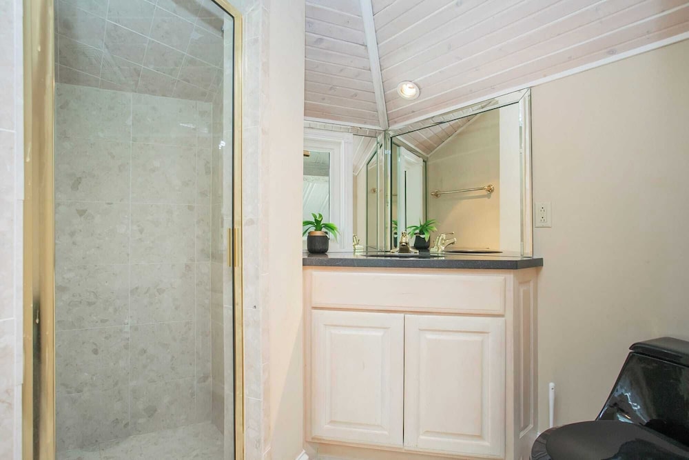 35 Acre Villa w/ Pool, Spa, Wine Cellar & Gym + Near Golf Club La Pearla Ranch by Avantstay