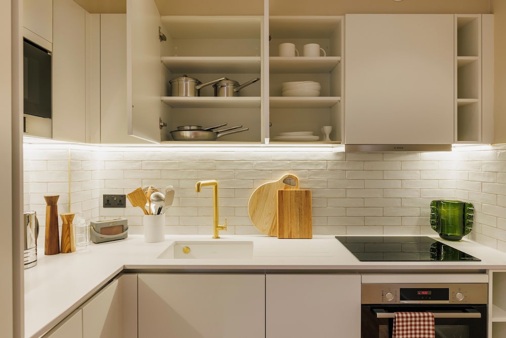 Sophisticated Studio Flat With Rooftop Access