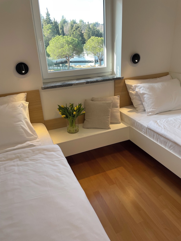 Premium levant 211 Marina Apartment view 3