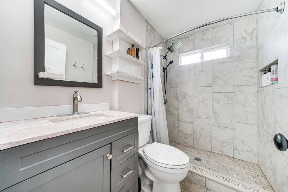 14 Mi to Dtwn Seattle: Sleek Home w/ Large Yard