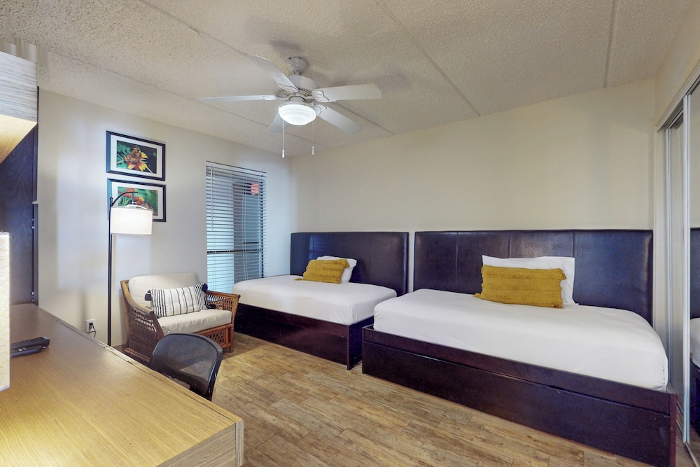 Gulf-view Corner 3BR w/ Balcony & Luxe Amenities