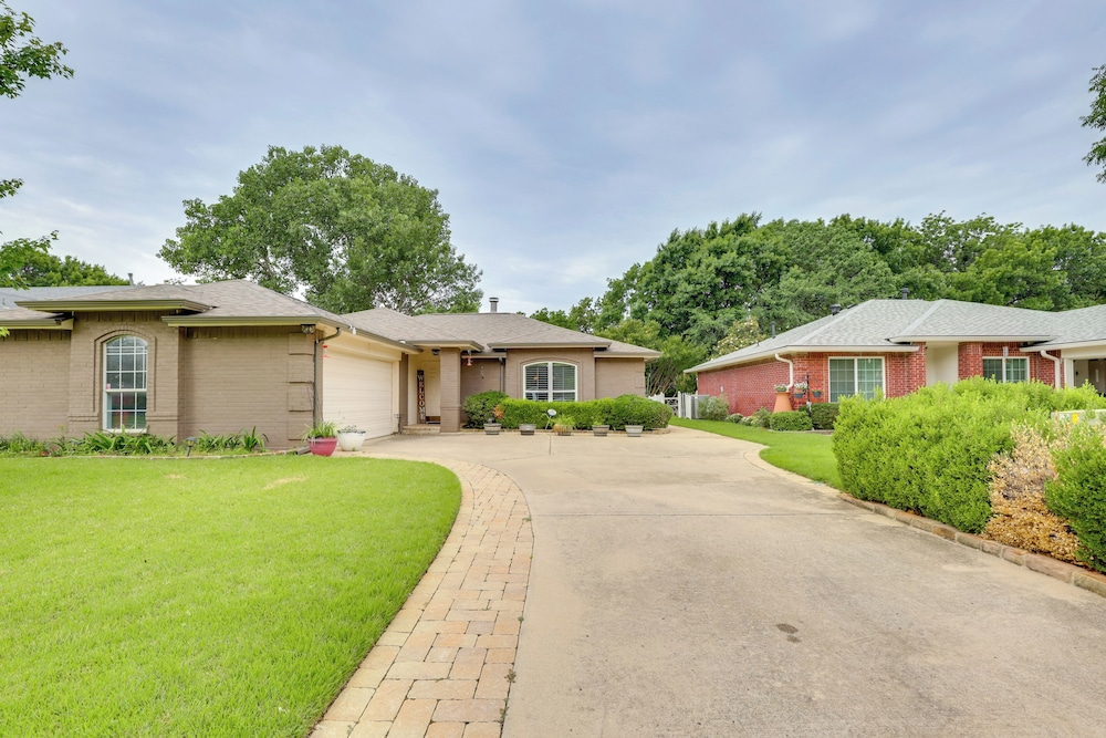 5 Mi to Lewisville Lake: Couple's Retreat w/ Yard