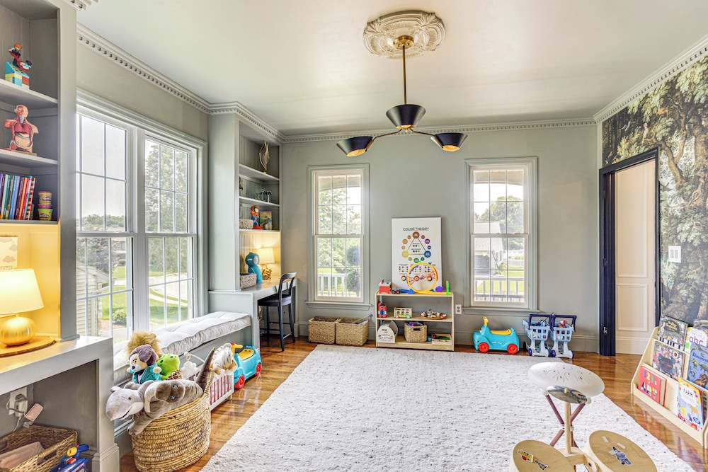 5 Mi to Dtwn York: Spacious Family Home