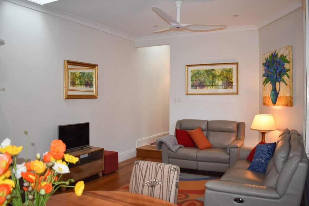Cosy Erko 2 Bedroom Home on Edge of Sydney City Centre view 4
