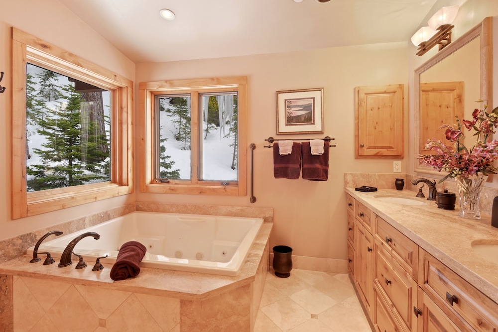 Lake Tahoe Vacations - Wulf's Lodge at Squaw Valley - Property Image 32