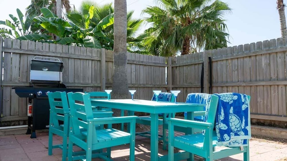 Fun Retro Island Vibe Sleeps 17 Beach 1 Block 4 Bedroom Home