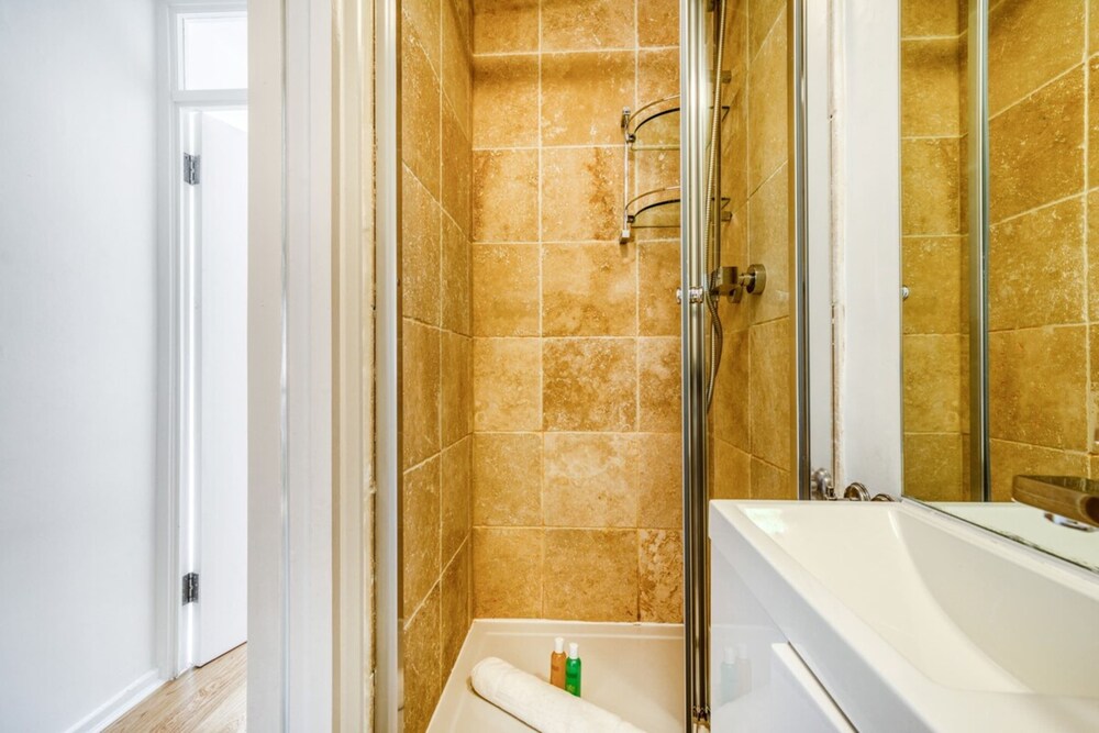 Homely 4 Bedroom House in Brixton