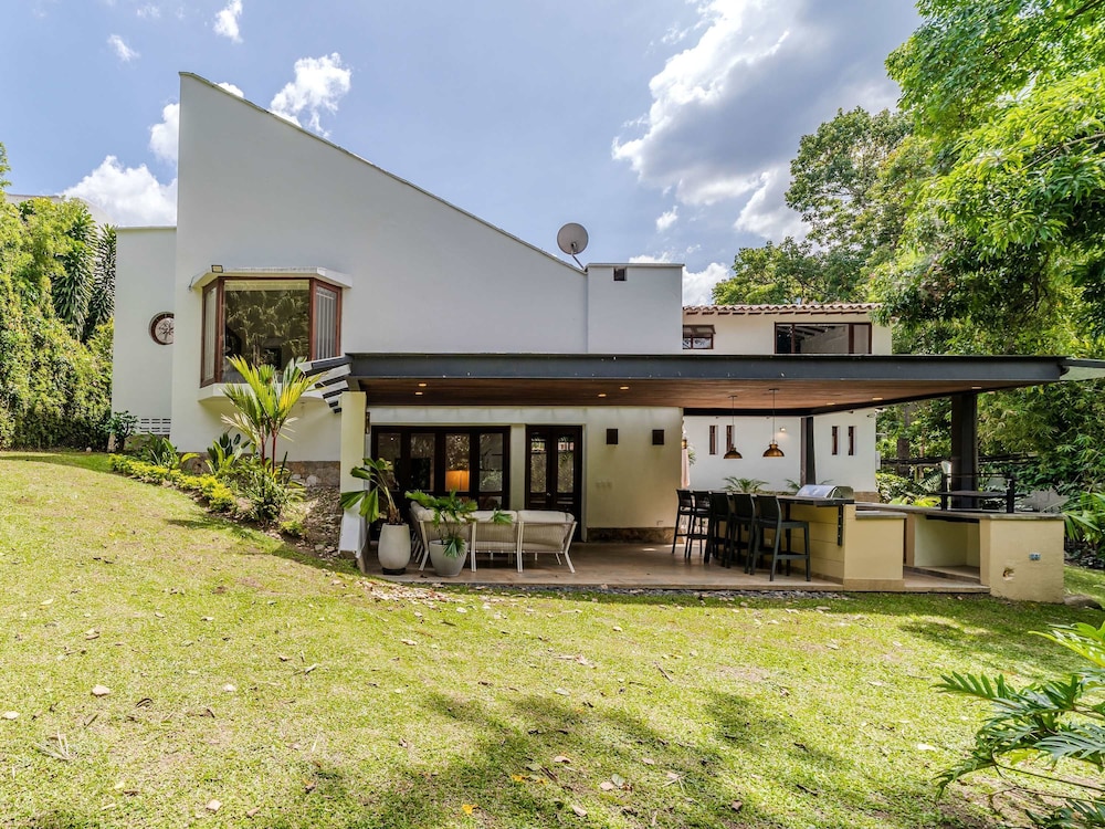 w Incredible 5BR House w Jacuzzi in El Poblado