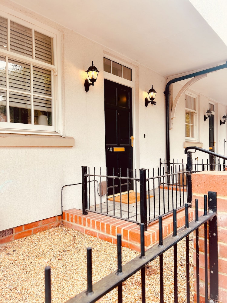 Stylish 3Bd Townhouse In Central Winchester
