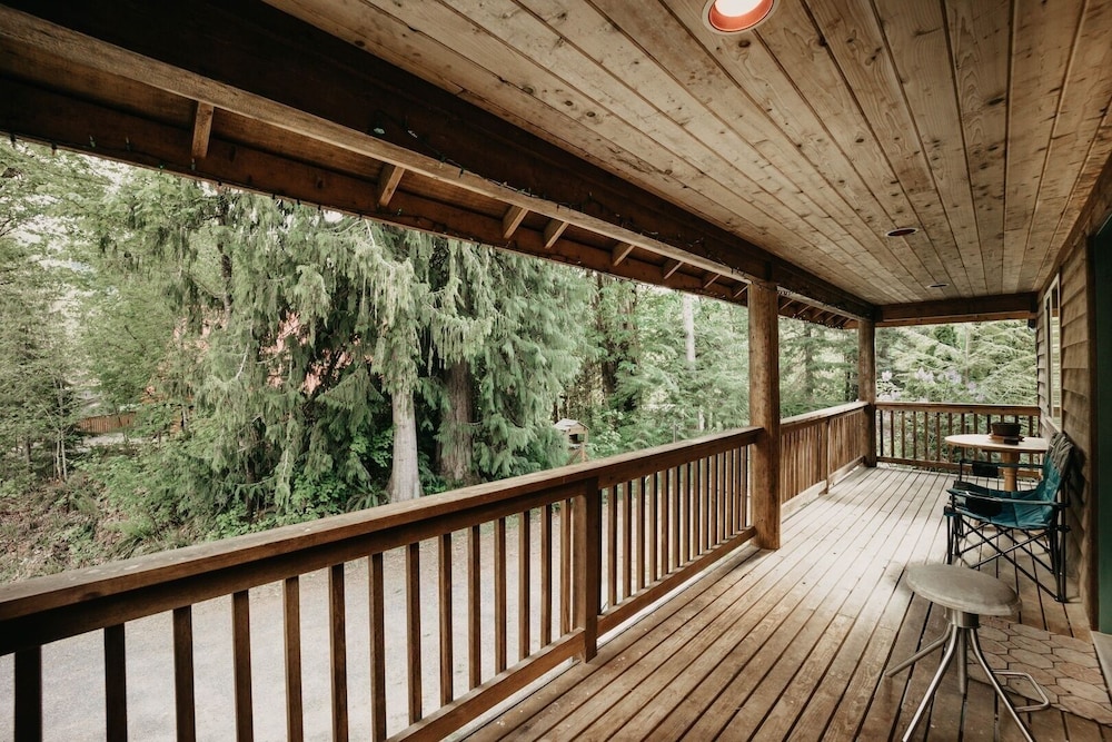 77mbr - Wi-fi - Fireplace - Pets Ok - Bbq 3 Bedroom Cabin by RedAwning