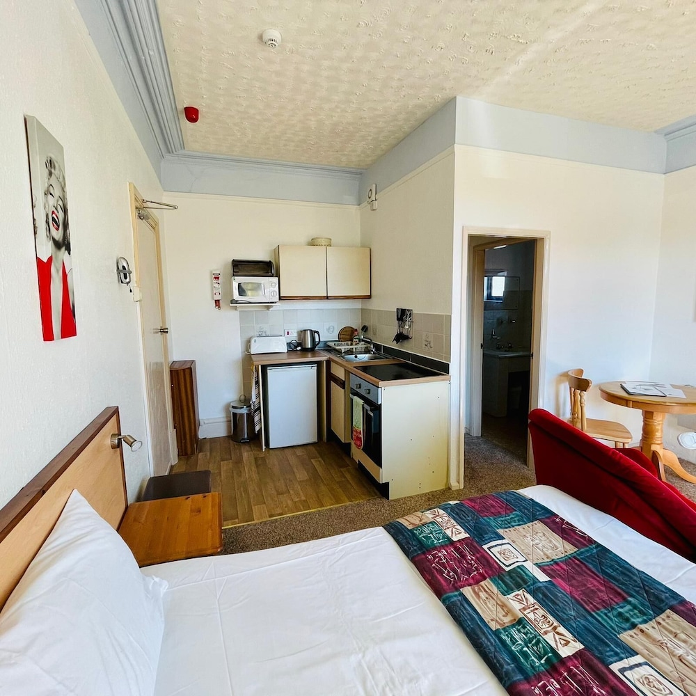 Lyndene Holiday Apartments