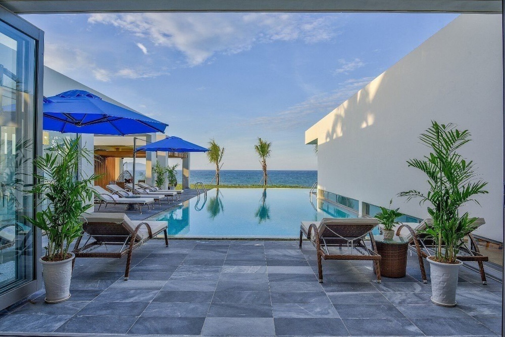Luxury Yacht Villa