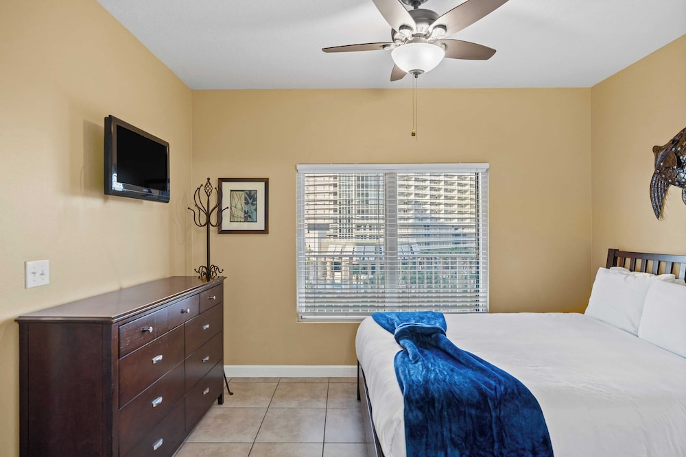 Relax at Panama City Beach Balcony, Parking, Walk to Dining