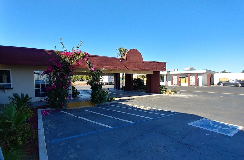 Los Banos Vacations - La Plaza Inn Los Banos - Property Image 1
