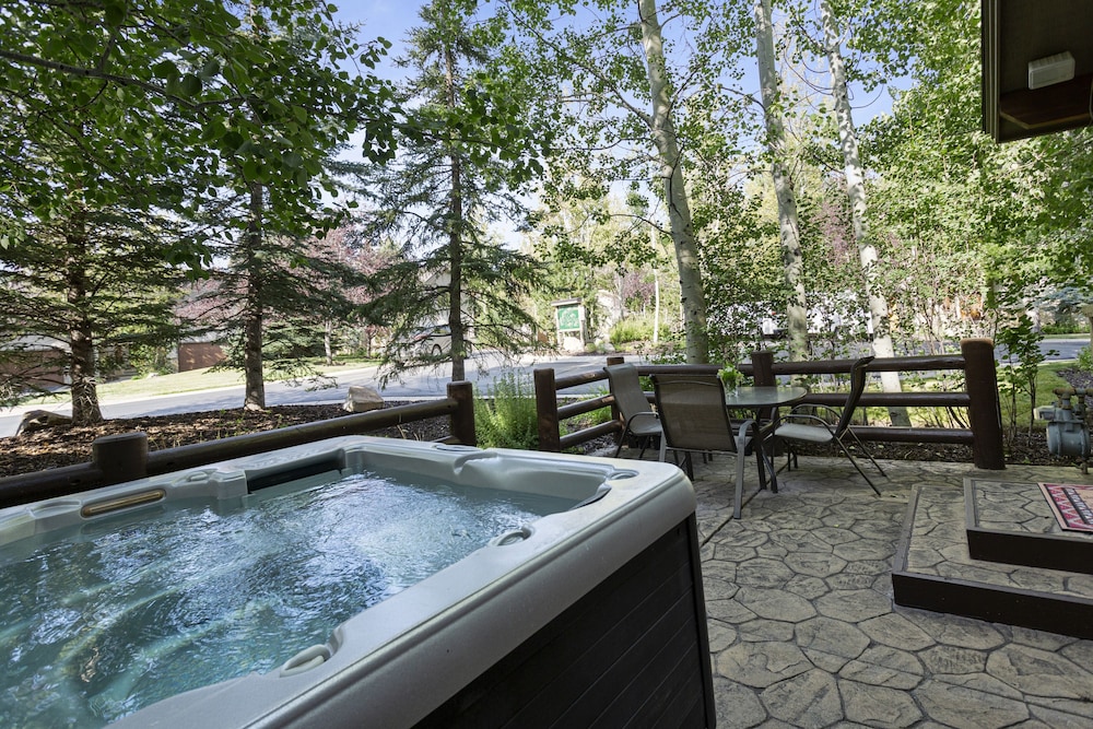 Deer Lake Village at Deer Valley Resort - Two Bedroom Condo with Hot Tub #2426 2 Condo