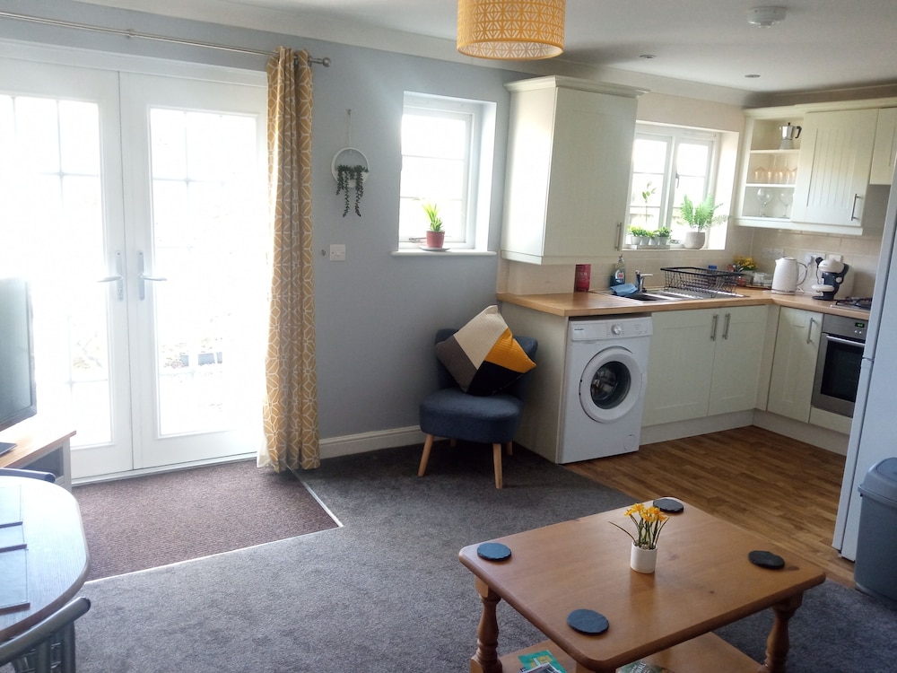 Cozy Courtyard Apt, Explore & Relax, Free Parking view 5