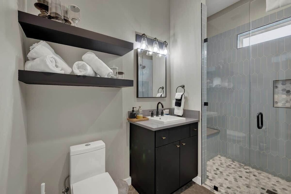 Pop 4 W/hot-tub + Close to Main St