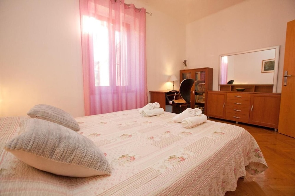 Spacious Apartment Milly With Pool view 4