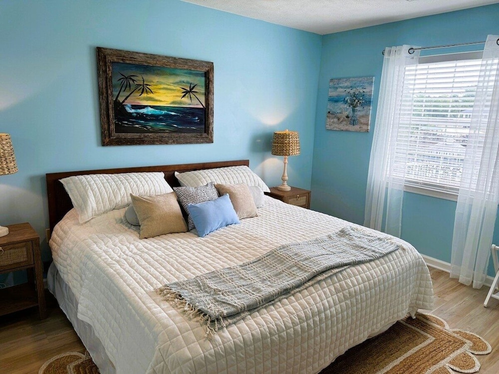 Waterway Village 27f 2 Bedroom Condo