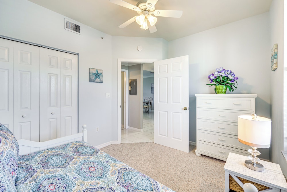 Sleek Naples Condo w/ Balcony: Snowbirds Welcome!