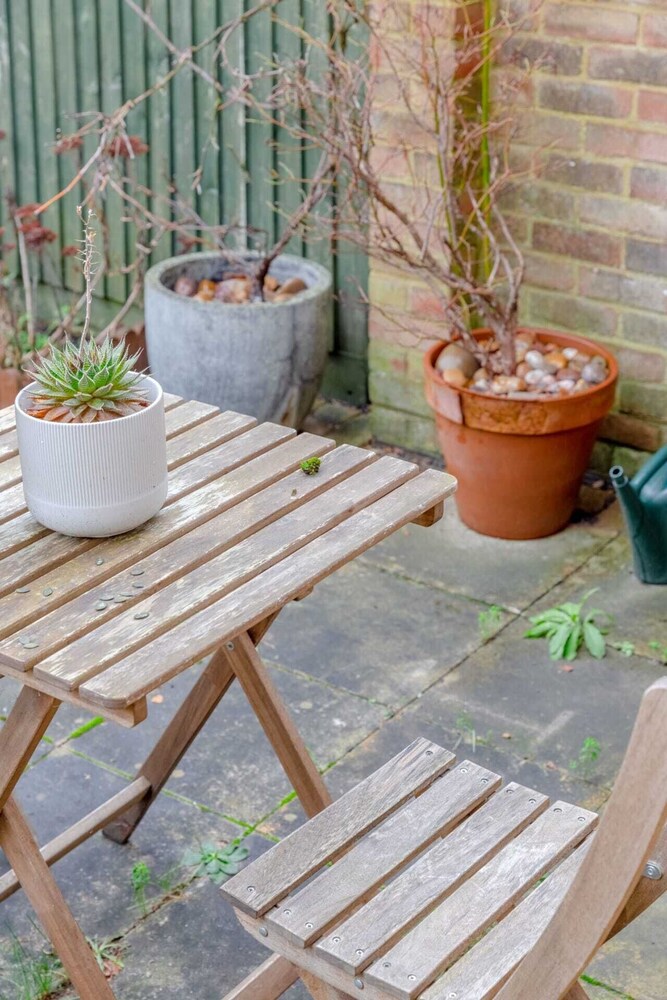 Serene and Spacious 2 Bedroom House in South Wimbledon