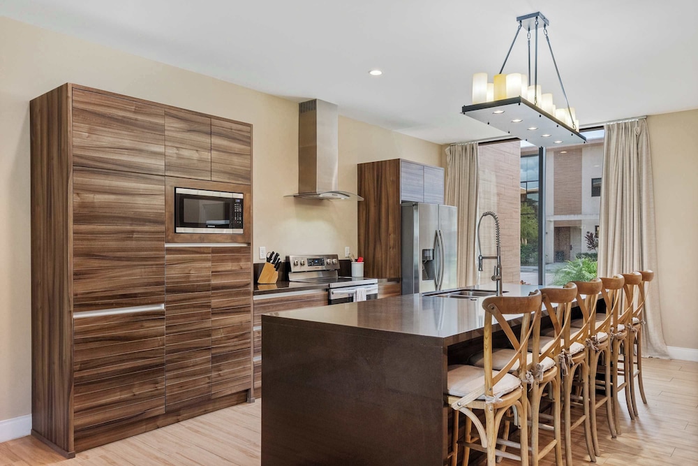Minutes to Disney Chic Dream Villa With Stunning Patio and Resort Perks