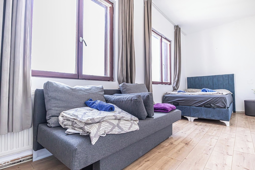 Cozy House Terrace &Garden Sleeps 34