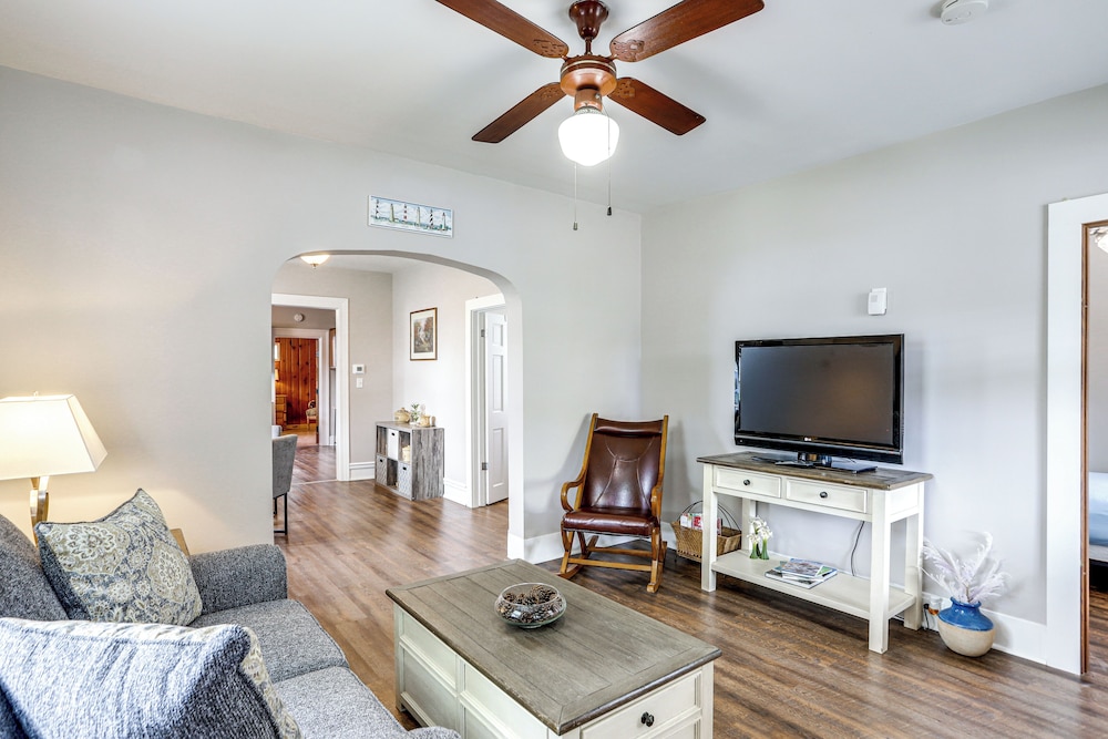 1 Mi to Water & Dtwn: Lake Erie Family Getaway