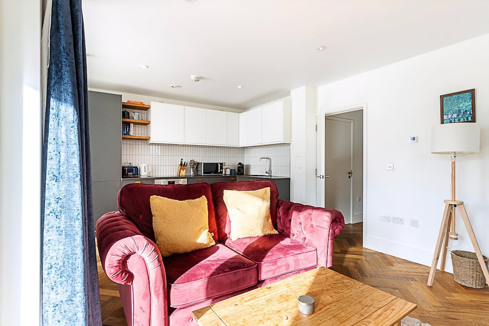 Chic Crystal Palace Flat with Balcony & Workspace