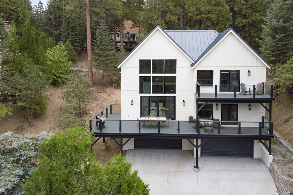 Luxury Retreat, 5mins to the Lake Game Room + Fire Pit Howlite by Avantstay