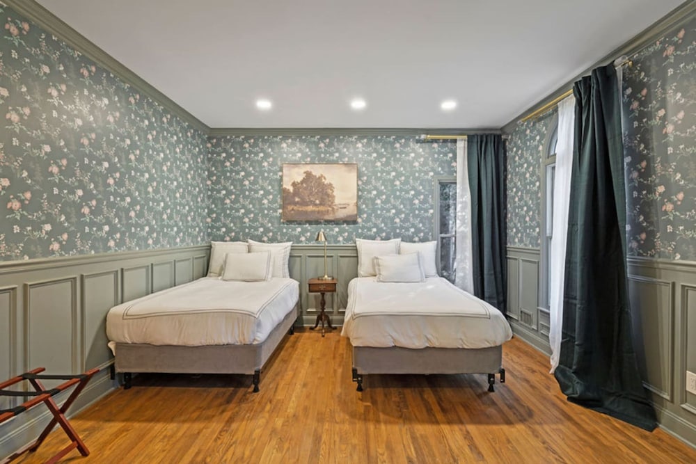 Peaceful Mini Mansion Sleeps 18