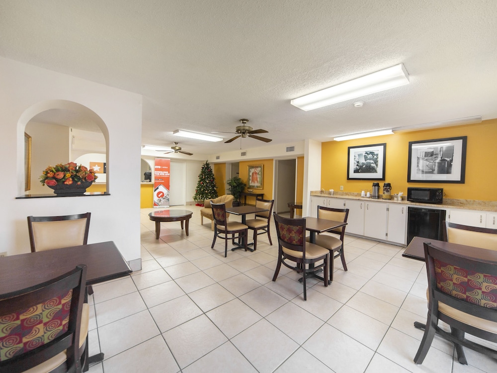 Days Inn & Suites by Wyndham Brewton