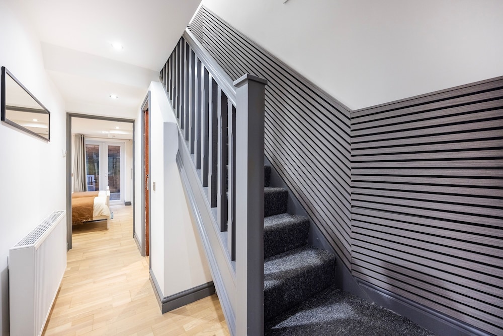 3 Bedroom Apartment by River Thames